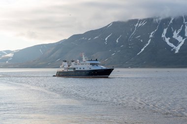 Arktik Denizi 'ndeki süper lüks yat Longyear Byen, Svalbard takımadası yakınlarında.