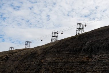 Longyear, Svalbard 'daki eski ahşap maden taşıma kablosuyla kutup manzarası.