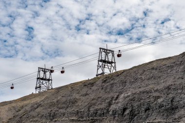 Longyear, Svalbard 'daki eski ahşap maden taşıma kablosuyla kutup manzarası.