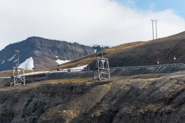 Longyear, Svalbard 'daki eski ahşap maden taşıma kablosuyla kutup manzarası.