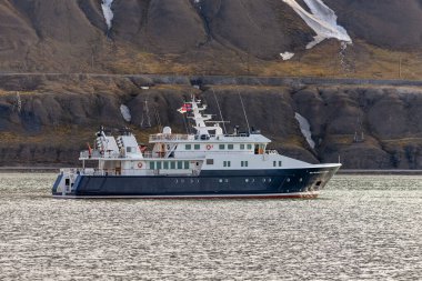 Arktik Denizi 'ndeki süper lüks yat Longyear Byen, Svalbard takımadası yakınlarında.
