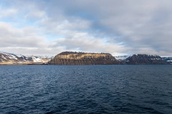 Paisagem Ártica Com Montanhas Nuvens Svalbard Verão — Fotografia de Stock