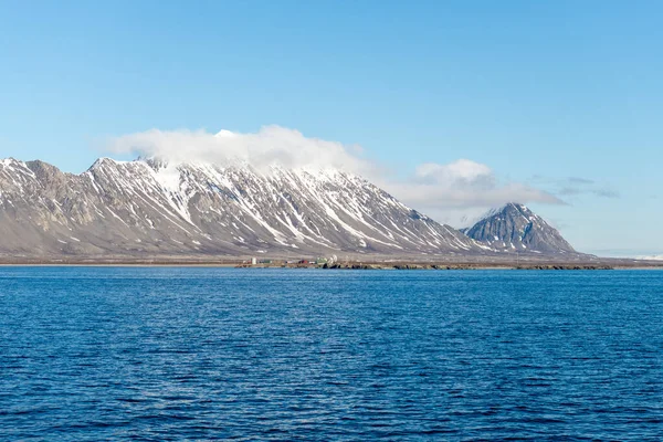 Arktiskt Landskap Med Berg Och Moln Svalbard Sommaren — Stockfoto