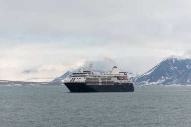 Arktik Denizi 'nde bir keşif gemisi, Svalbard. Yolcu yolcu gemisi. Kuzey Kutbu ve Antarktika gezisi.