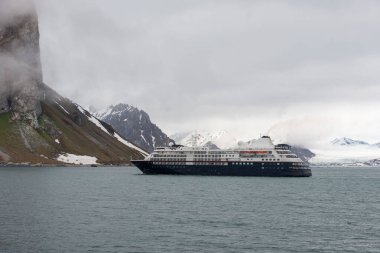 Arktik Denizi 'nde bir keşif gemisi, Svalbard. Yolcu yolcu gemisi. Kuzey Kutbu ve Antarktika gezisi.