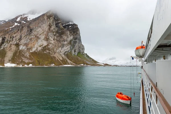 Bajando Bote Salvavidas Naranja Agua Aguas Árticas Svalbard Abandonen Simulacro — Foto de Stock