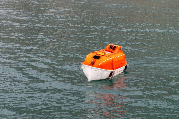 Manövrieren Orangefarbenes Rettungsboot Wasser Arktischen Gewässern Spitzbergen Schiffsdrill Aufgeben Rettungsbootausbildung — Stockfoto