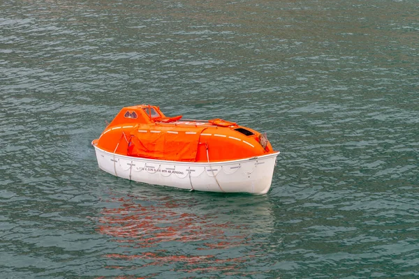 Maniobrando Bote Salvavidas Naranja Aguas Del Ártico Svalbard Abandonen Simulacro —  Fotos de Stock