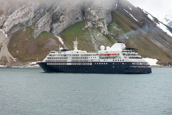 Expeditieschip Arctische Zee Spitsbergen Passagiersschip Arctische Antarctische Cruise Stockfoto