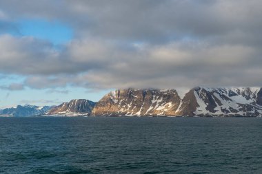 Norveç, Svalbard 'da deniz ve dağlarla kutup manzarası