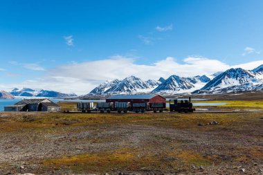 Ny-Alesund, Spitzbergen, Svalbard 'daki eski kömür madeni treni.