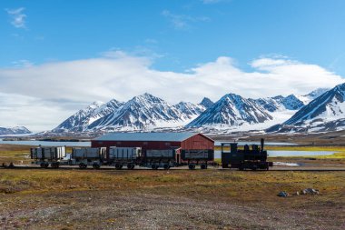 Ny-Alesund, Spitzbergen, Svalbard 'daki eski kömür madeni treni.