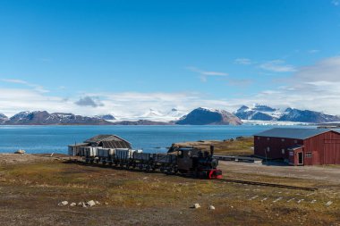Ny-Alesund, Spitzbergen, Svalbard 'daki eski kömür madeni treni.
