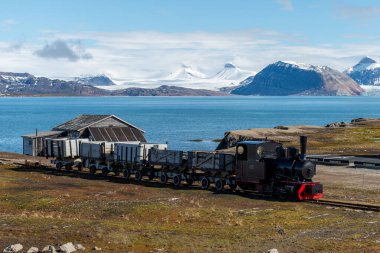 Ny-Alesund, Spitzbergen, Svalbard 'daki eski kömür madeni treni.