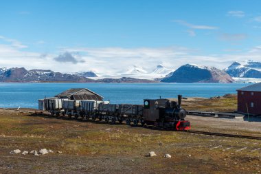 Ny-Alesund, Spitzbergen, Svalbard 'daki eski kömür madeni treni.
