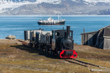Ny-Alesund, Spitzbergen, Svalbard 'daki eski kömür madeni treni.