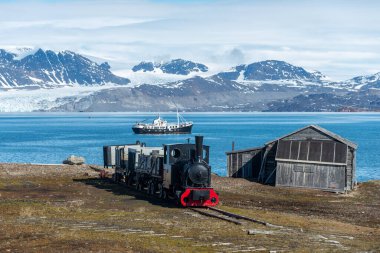 Ny-Alesund, Spitzbergen, Svalbard 'daki eski kömür madeni treni.