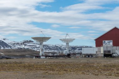 Ny-Alesund, Spitzbergen, Svalbard 'daki antenli uydu dünya istasyonu.