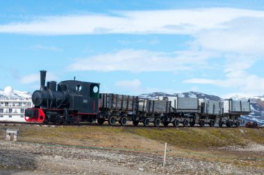 Ny-Alesund, Spitzbergen, Svalbard 'daki eski kömür madeni treni.