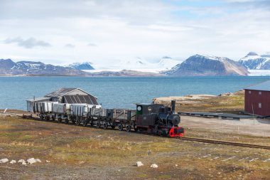 Ny-Alesund, Spitzbergen, Svalbard 'daki eski kömür madeni treni.