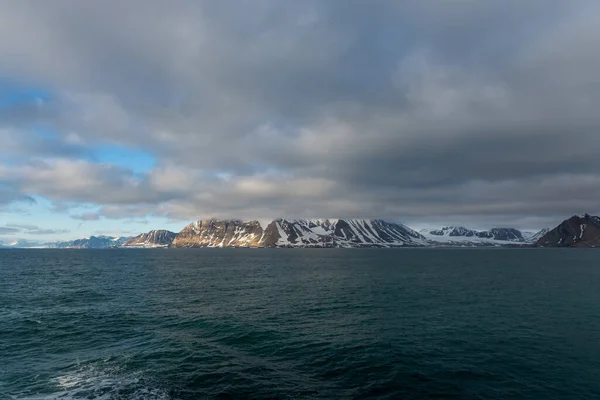 Arktiskt Landskap Med Hav Och Berg Svalbard Norge — Stockfoto