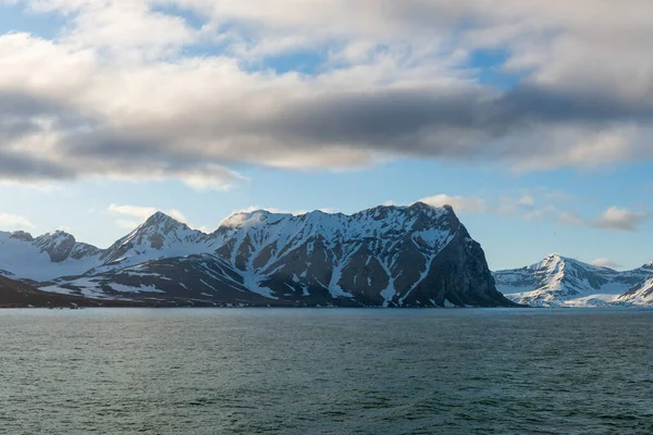 ノルウェー スヴァールバル諸島の海と山のある北極圏の風景 — ストック写真
