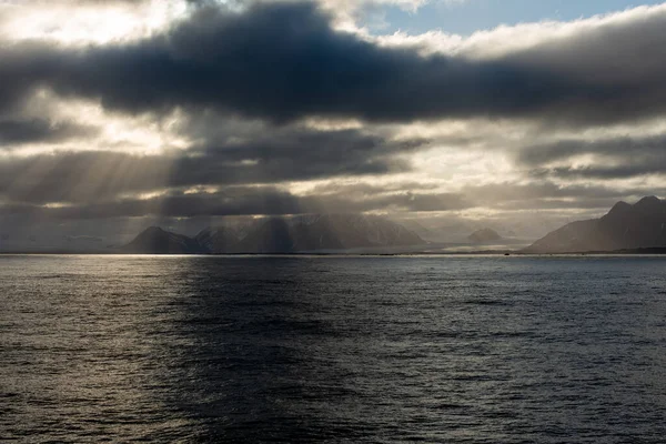 Norveç Svalbard Deniz Dağlarla Kutup Manzarası — Stok fotoğraf