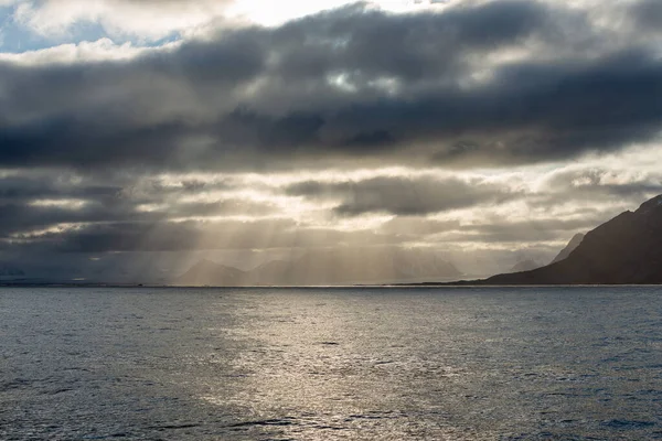 Norveç Svalbard Deniz Dağlarla Kutup Manzarası — Stok fotoğraf