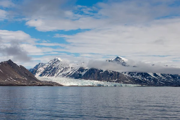 Paesaggio Artico Con Mare Montagne Nelle Svalbard Norvegia — Foto Stock