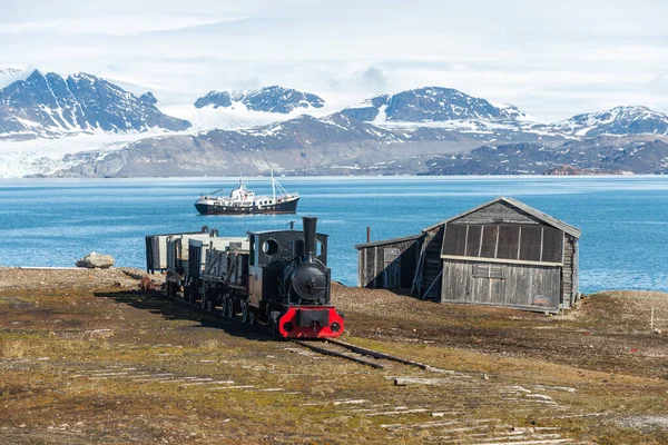 Ny-Alesund, Spitzbergen, Svalbard 'daki eski kömür madeni treni.