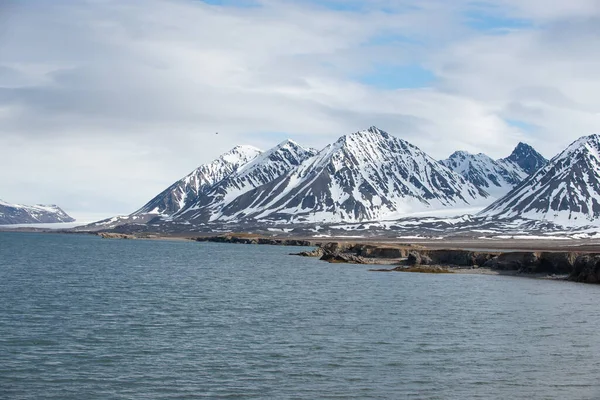 Paisagem Ártica Com Mar Montanhas Svalbard Noruega — Fotografia de Stock