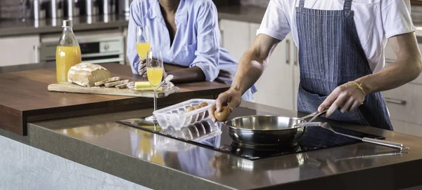 Casal de raça mista fazendo café da manhã na cozinha cozinhar rotina de ligação — Fotografia de Stock
