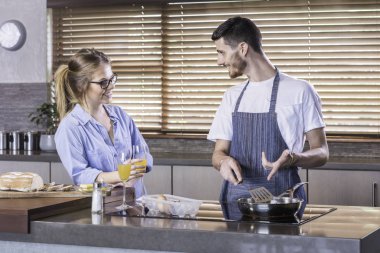 Kahvaltı hazırlama mutfak mutlu genç çift pişirme