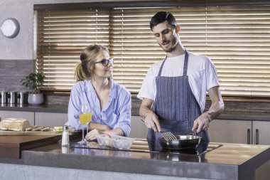 Kahvaltı hazırlama mutfak mutlu genç çift pişirme