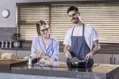 Kahvaltı hazırlama mutfak mutlu genç çift pişirme