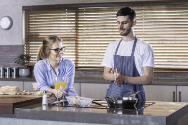 Kahvaltı hazırlama mutfak mutlu genç çift pişirme