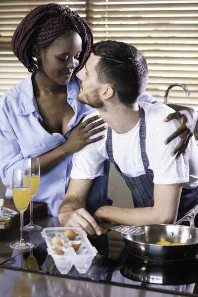 Frühstückszubereitung Küche Kochen gemischtes Rennpaar — Stockfoto