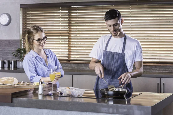 Kahvaltı hazırlama mutfak mutlu genç çift pişirme