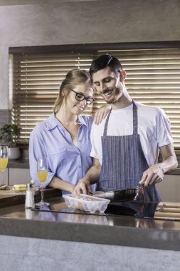 Kahvaltı hazırlama mutfak mutlu genç çift pişirme