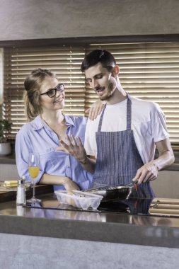 Kahvaltı hazırlama mutfak mutlu genç çift pişirme