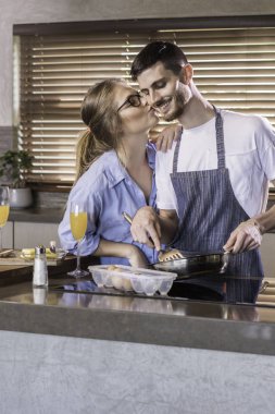 Kahvaltı hazırlama mutfak mutlu genç çift pişirme