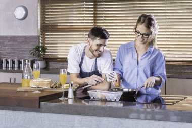 Kahvaltı hazırlama mutfak mutlu genç çift pişirme