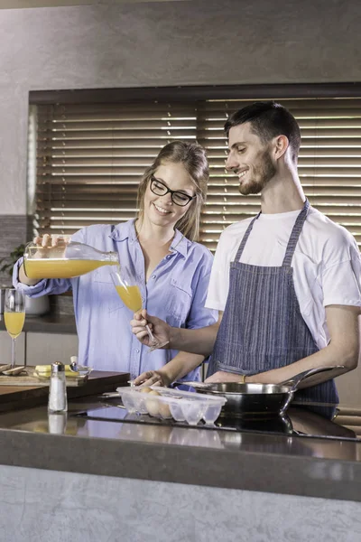 Kahvaltı hazırlama mutfak mutlu genç çift pişirme