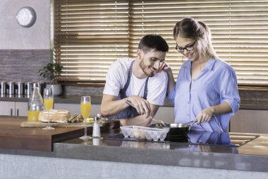 Kahvaltı hazırlama mutfak mutlu genç çift pişirme