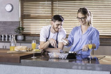 Kahvaltı hazırlama mutfak mutlu genç çift pişirme