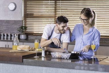 Kahvaltı hazırlama mutfak mutlu genç çift pişirme