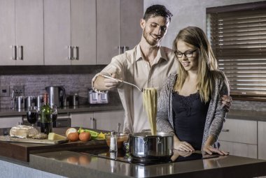 mutlu genç çift yemek yemek hazırlama mutfak