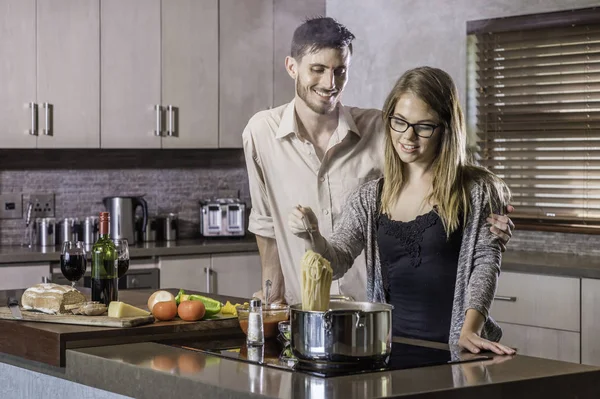 Preparação para o jantar cozinha cozinhar feliz jovem casal — Fotografia de Stock