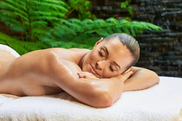 Asiatico indietro massaggio terapia spa Caldo pietra rilassante — Foto Stock