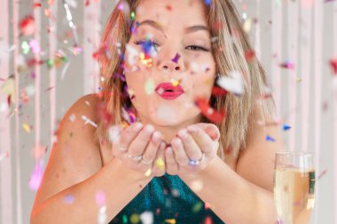 Mutlu kız renkli parlak bir partide üfleme